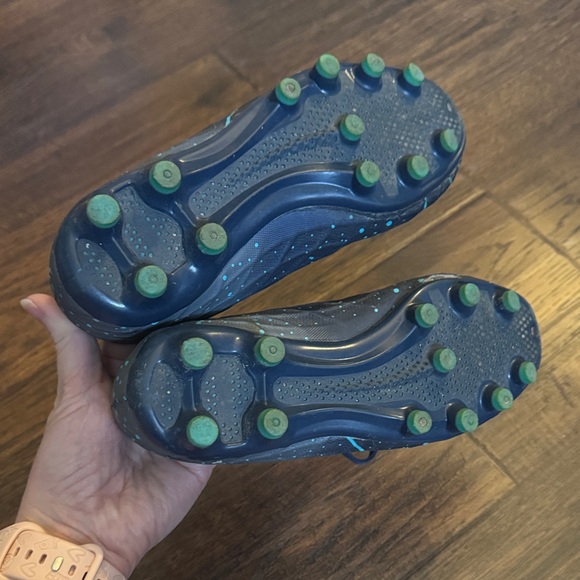 Navy Blue Soccer ⚽️ Cleats with Patterned Design and shin guards - Picture 2 of 8